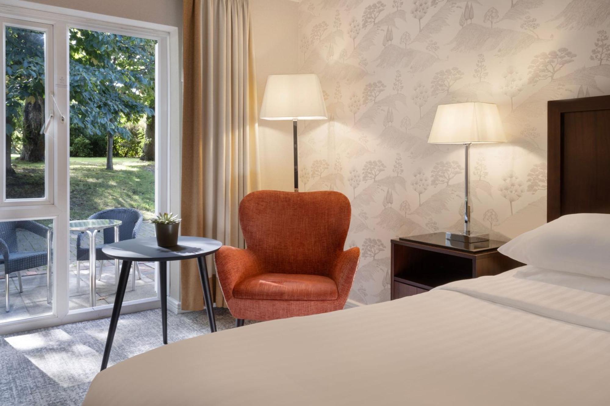 Delta Hotels By Marriott Tudor Park Country Club Maidstone Bagian luar foto