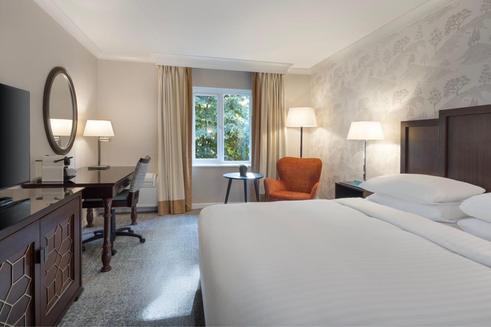 Delta Hotels By Marriott Tudor Park Country Club Maidstone Bagian luar foto