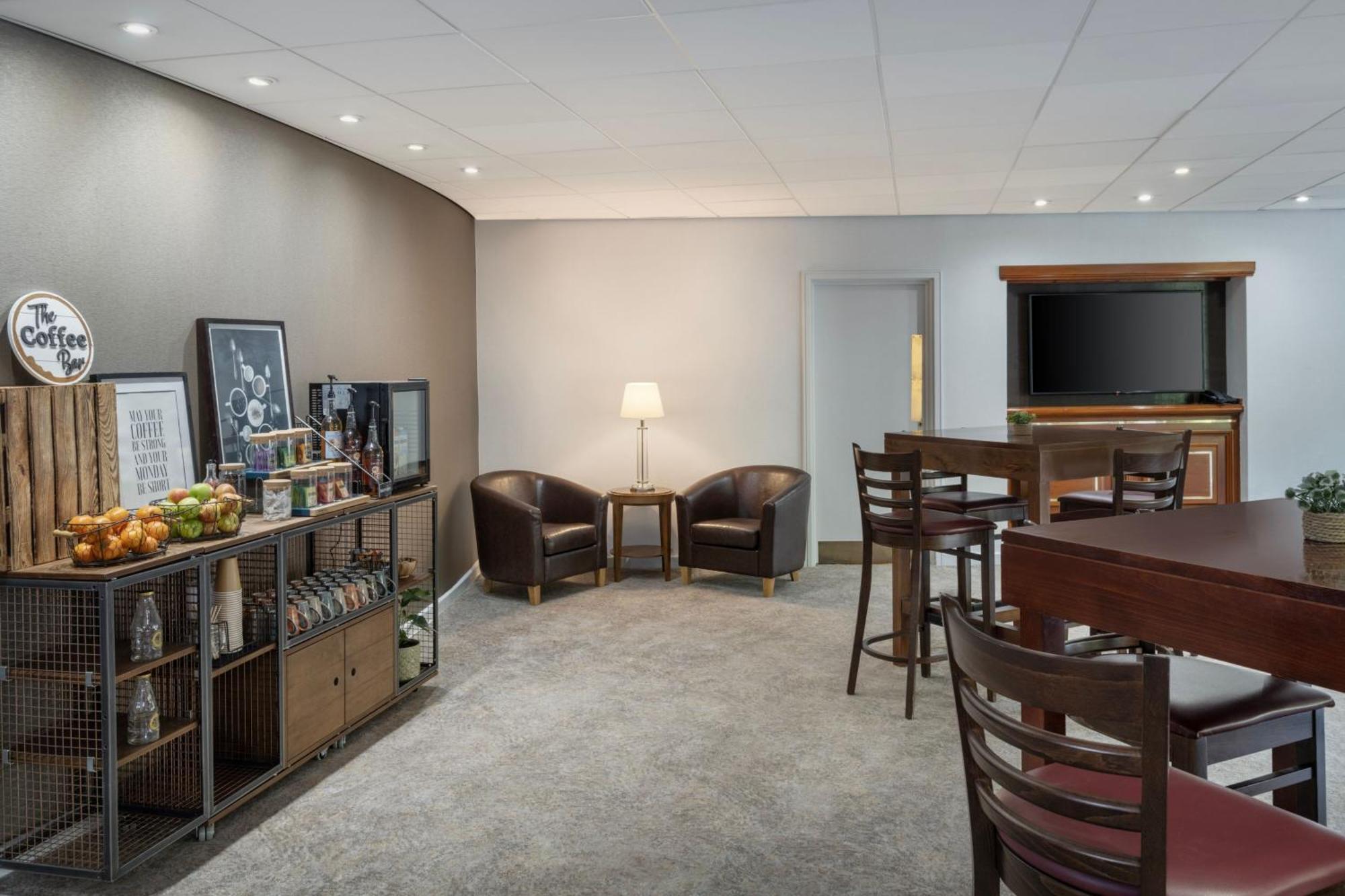 Delta Hotels By Marriott Tudor Park Country Club Maidstone Bagian luar foto