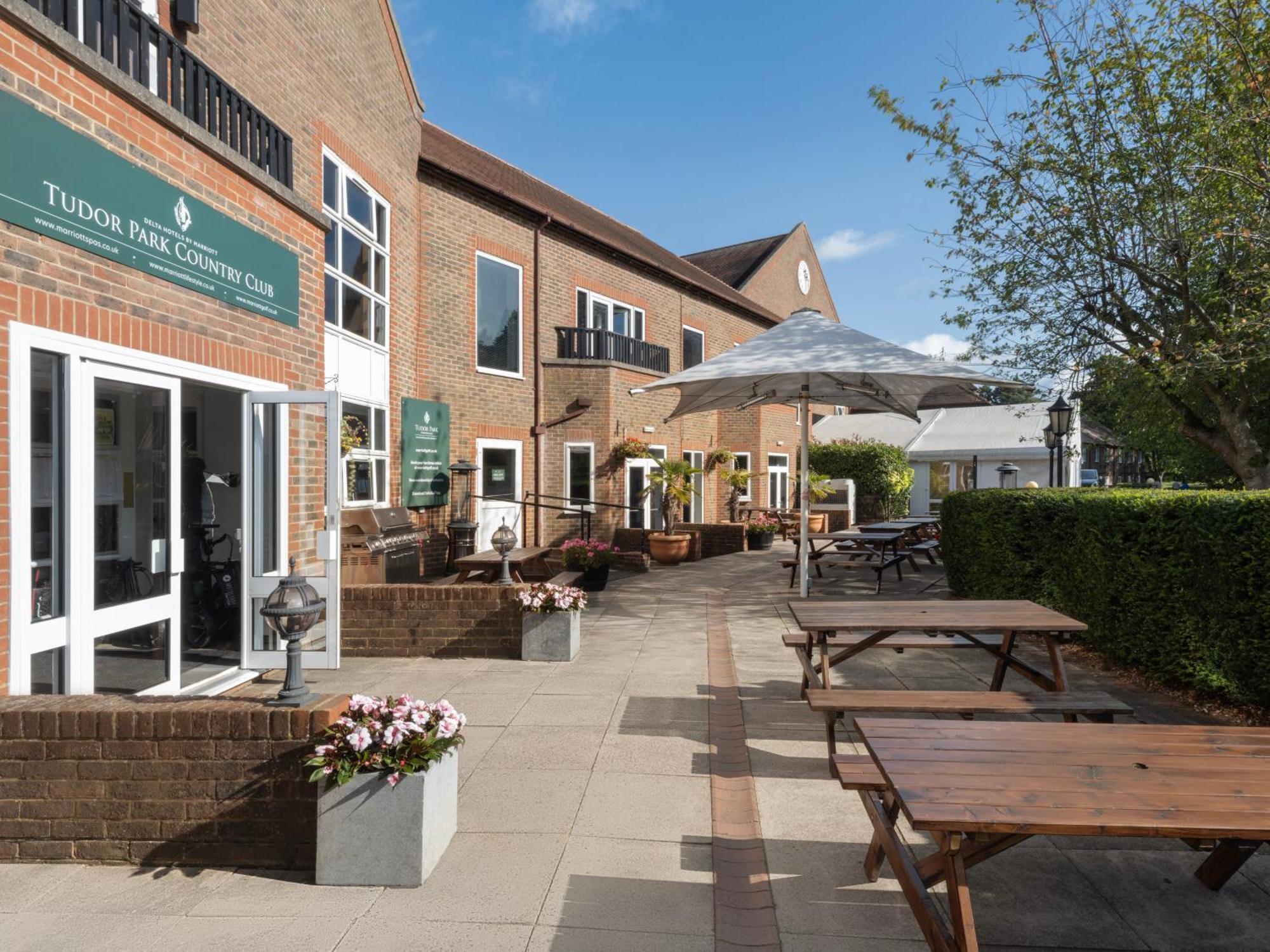 Delta Hotels By Marriott Tudor Park Country Club Maidstone Bagian luar foto