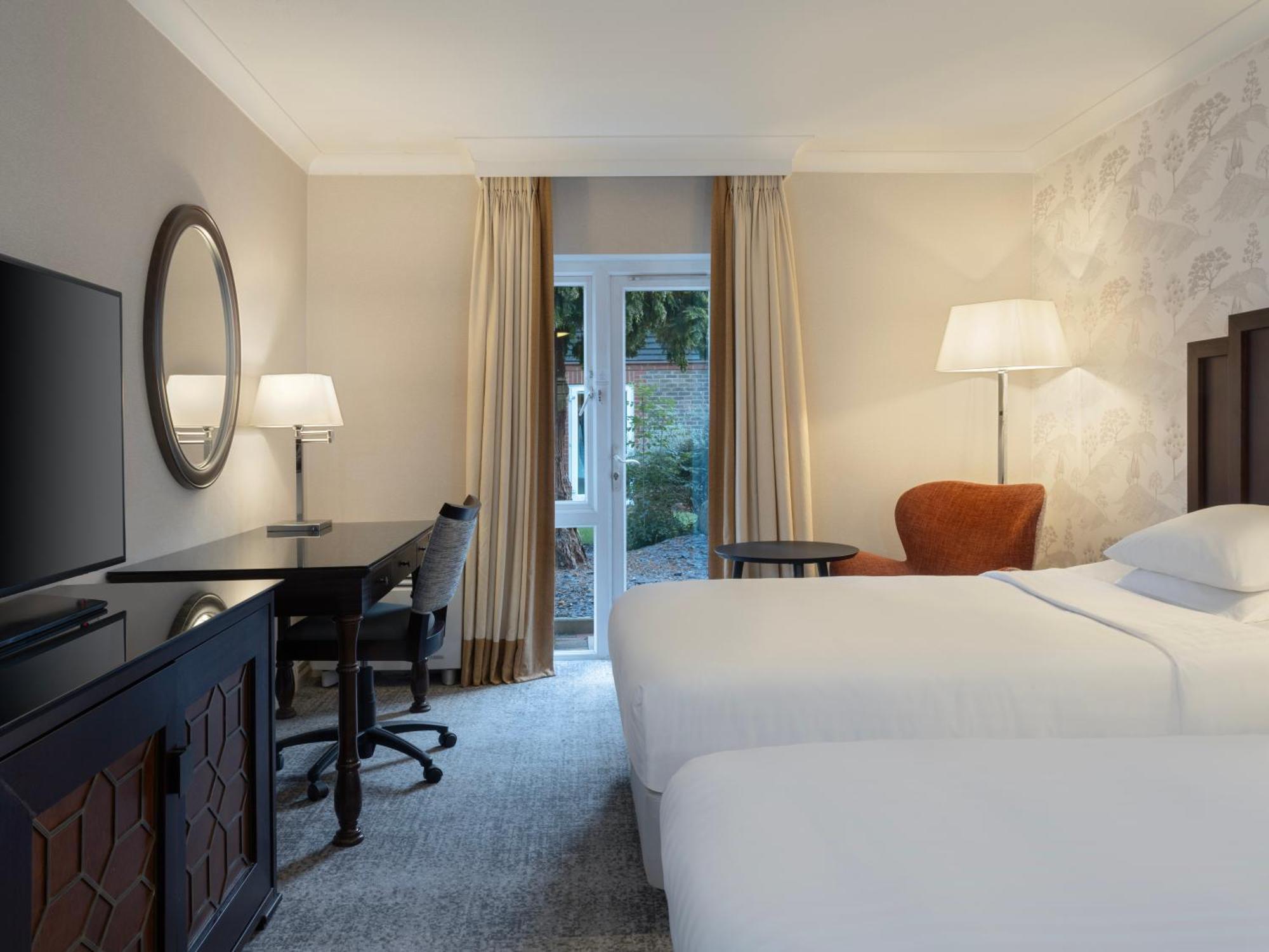Delta Hotels By Marriott Tudor Park Country Club Maidstone Bagian luar foto