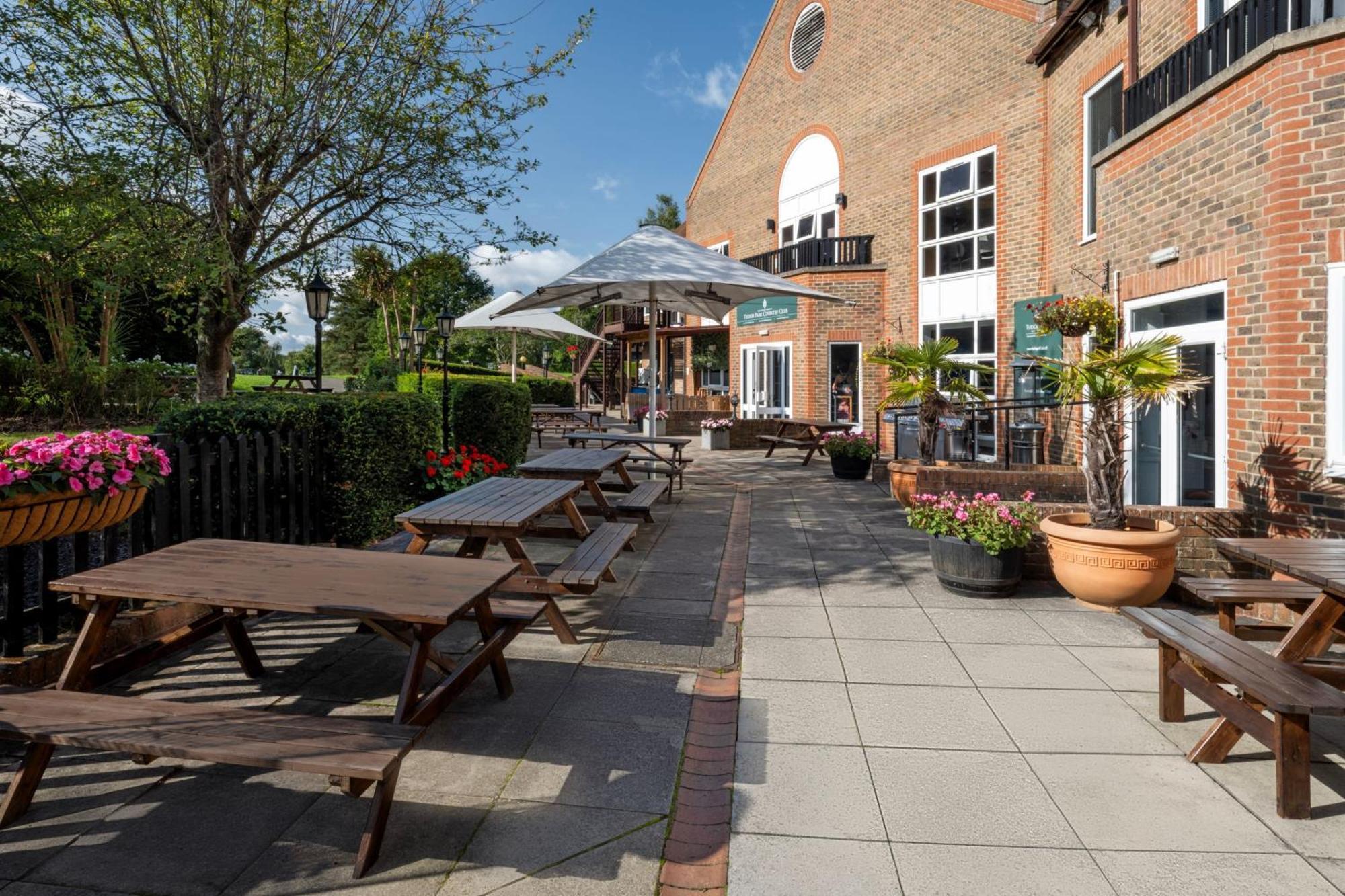 Delta Hotels By Marriott Tudor Park Country Club Maidstone Bagian luar foto