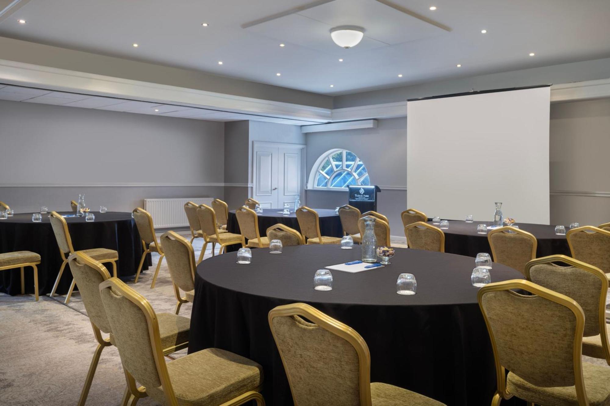 Delta Hotels By Marriott Tudor Park Country Club Maidstone Bagian luar foto