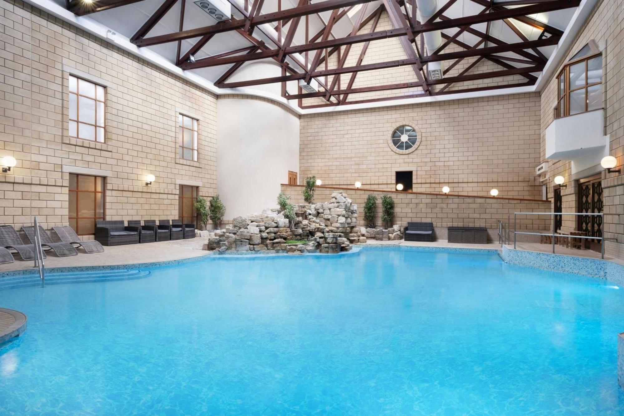 Delta Hotels By Marriott Tudor Park Country Club Maidstone Bagian luar foto